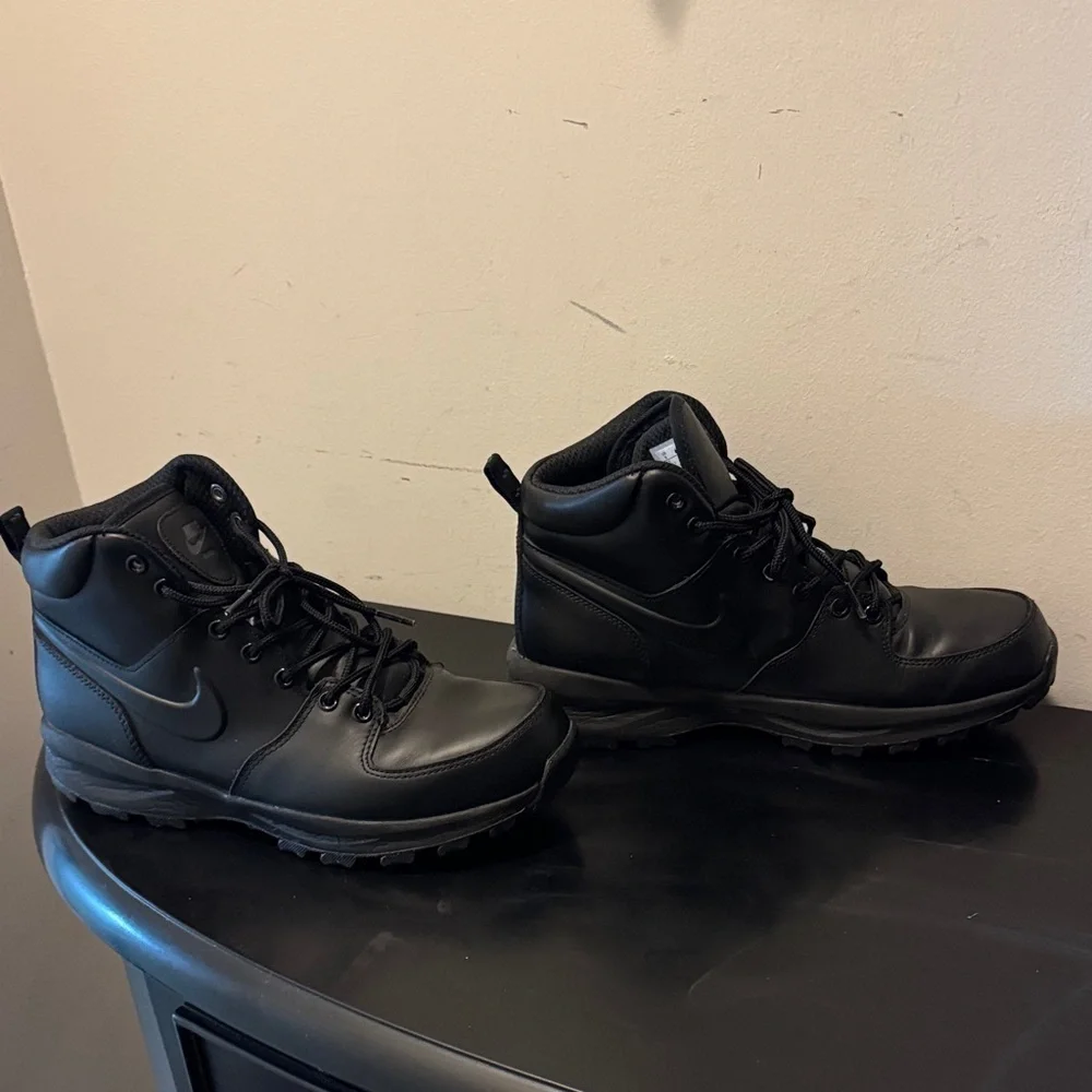 Nike Men's All-Black Manoa Leather Boots, Size 9